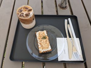 Vegan ice latte and injeolmi tart at orrrn in Jeju