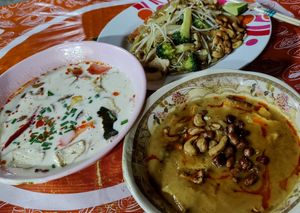 Tom Ka Gai, fried noodles and Massaman at Samosa Thai Restaurant in Koh Tao