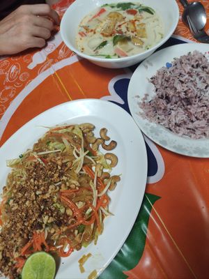 Pad thai and coconut soup at Samosa Thai Restaurant in Koh Tao