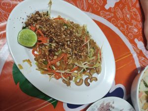 Pad thaic at Samosa Thai Restaurant in Koh Tao