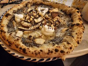 Tryffelpizza at BASTA Urban Italian in Borlaenge