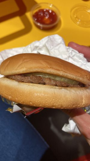 Un poquito finita la hamburguesa pero estaba  rica   at Mr.Charlie's - San Francisco in San Francisco