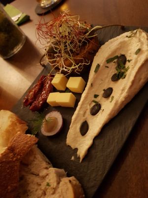 Tatar mit getrockneten Tomaten, veg. Käse, Kapern und Humus. at The Keep Garden Kitchen in Salzburg