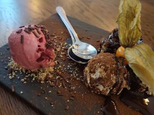 Veganes Tiramisu mit Himbeersorbet at The Keep Garden Kitchen in Salzburg