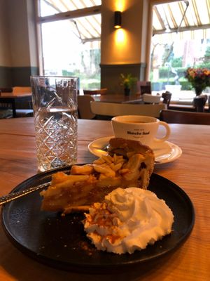 Warm Apple pie with barista coffee, freshly roasted each week by famous local coffee company. This coffee blend is selected on taste and sustainability  at Breakaway in Sint Geertruid