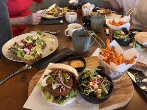 Oesterzwam burger met zoete aardappel frietjes .  at Breakaway in Sint Geertruid