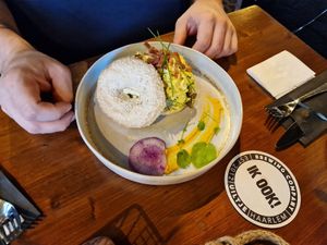 Bagel met bacon en vegan ei at Breakaway in Sint Geertruid