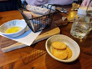 Koffie met koek en brood met olijfoliedip at Breakaway in Sint Geertruid