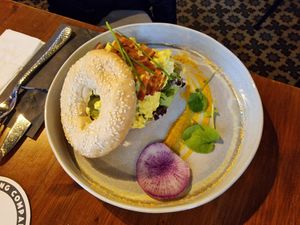 Bagel met humus en diverse at Breakaway in Sint Geertruid