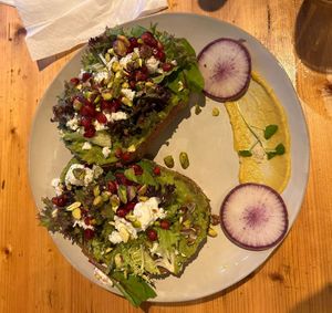 Toast met avocado en vegan feta at Breakaway in Sint Geertruid