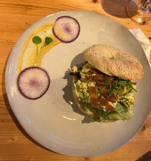 Bagel plantaardige ei-bacon at Breakaway in Sint Geertruid