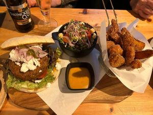 Spicy oesterzwamburger met zoete aardappelfrietjes at Breakaway in Sint Geertruid