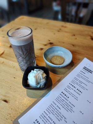 Ook een heerlijk glaasje warme chocolademelk met huisgemaakte slagroom op. 🌱 at Breakaway in Sint Geertruid