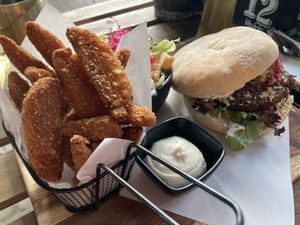 Oesterzwamburger met zoete aardappel wedges  at Breakaway in Sint Geertruid