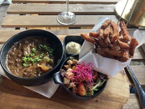 Zoer’vleisj’ met zoete aardappel frietjes  at Breakaway in Sint Geertruid