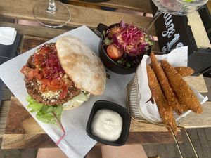 Truffle burger: very good. The patty is soy-based at Breakaway in Sint Geertruid