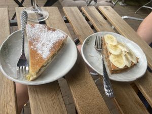 Vlaai with gooseberry (nice, but sour) and banoffee pie (nice and not too sweet)  at Breakaway in Sint Geertruid