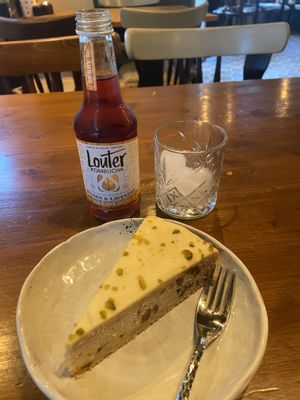Kombucha with berry/lavender: tasty and not too sour, but doesn’t contain scoby anymore. Pistachio/banana cake: tasty. I think from a national bakery at Breakaway in Sint Geertruid