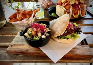 Trüffelburger + Süßkartoffelpommes mit Trüffelmayonaise uns Salat  at Breakaway in Sint Geertruid