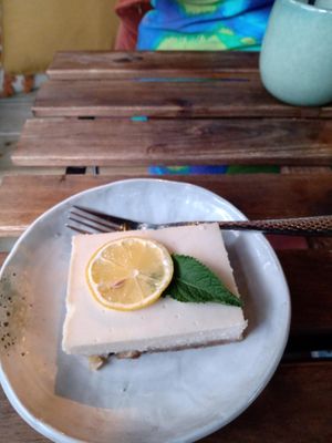 Citroentaartje (lemoncake) heerlijk en lekker pittig at Breakaway in Sint Geertruid