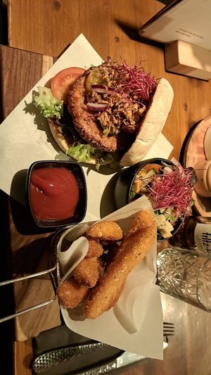 Classic burger (plant based ofc) at Breakaway in Sint Geertruid