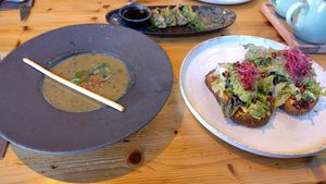 Green thai curry, gyoza and energy boost toast at Breakaway in Sint Geertruid