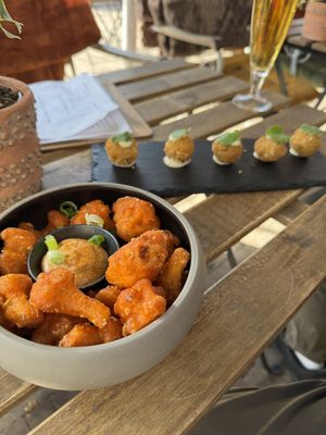 Bloemkoolwings en groene-curry-bitterballen    at Breakaway in Sint Geertruid
