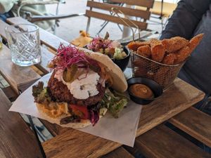 Chili burger with sweet potatoes at Breakaway in Sint Geertruid