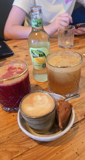 Fruit juices, ice tea and flat white at Breakaway in Sint Geertruid