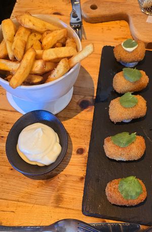 Fries and rendang kroketten at Breakaway in Sint Geertruid