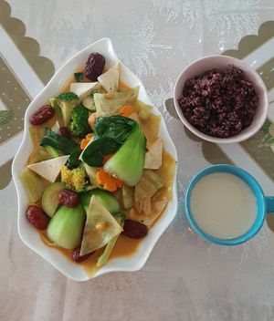 *Woow* + vegan milk tea at Loving Hut - 10 khoroolol/10-р хороолол in Ulaanbaatar