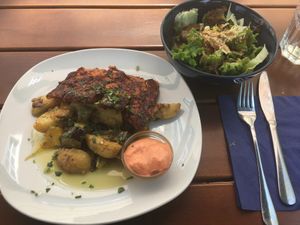 Spare-Ribs mit Sommergemüse & Salat at Cafe Erde in Graz