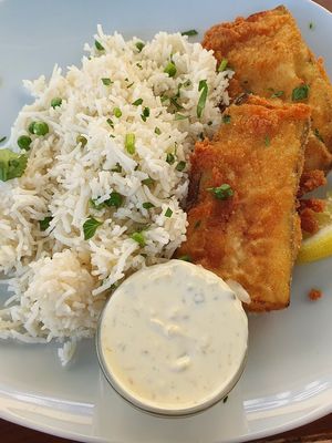 Zucchini Cordon Bleu mit Erbsenreis und Sauce Tartare at Cafe Erde in Graz