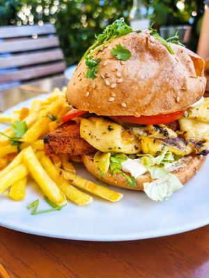 Schnitzel Burger mit Pommes at Cafe Erde in Graz