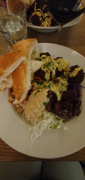 Assiette de falafels at Cafe Erde in Graz