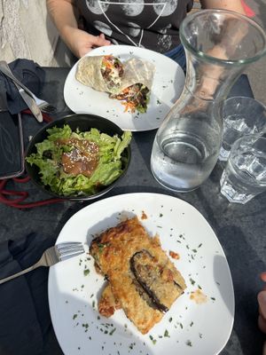 Tagesmenü Kokos-Spinat Suppe und Moussaka sowie ein Gyros wrap    at Cafe Erde in Graz