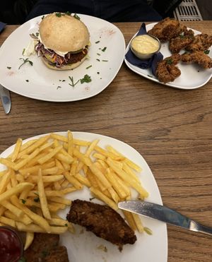 Cheeseburger with nuggets  at Cafe Erde in Graz