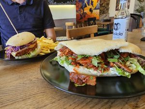 Cheeseburger en bahn mi at Cafe Erde in Graz