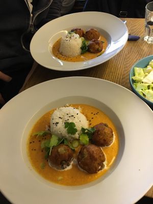 Gemüsebällchen mit Curry at Cafe Erde in Graz
