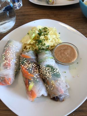 Sommerrollen mit Krautsalat und Erdnussdip at Cafe Erde in Graz