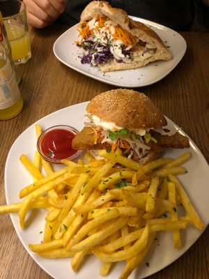 Schnitzelburger und Gyros at Cafe Erde in Graz
