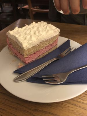 Vanille Himbeer Torte at Cafe Erde in Graz