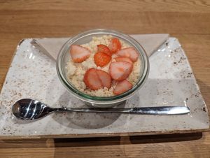 Vegan strawberry crumble at 60 Seconds to Napoli in Oberhausen