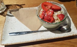 Vegan Strawberry Crumble at 60 Seconds to Napoli in Oberhausen