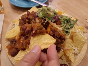 Nachos con guacamole at La Oveja Negra in Madrid