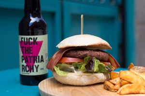 hamburguesa de garbanzos at La Oveja Negra in Madrid