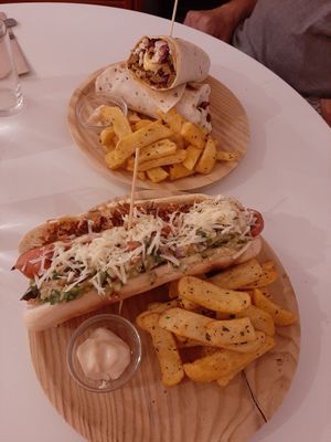 Perrito y wrap de seitan at La Oveja Negra in Madrid