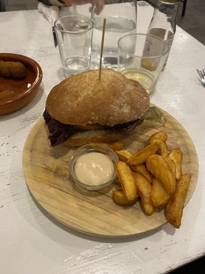 Hamburguesa de garbanzos 10/10 #Veganuary at La Oveja Negra in Madrid