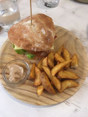 Oveja negra hamburguesa!   at La Oveja Negra in Madrid