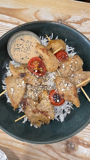 Brochetas de heura con salsa satay   at La Oveja Negra in Madrid